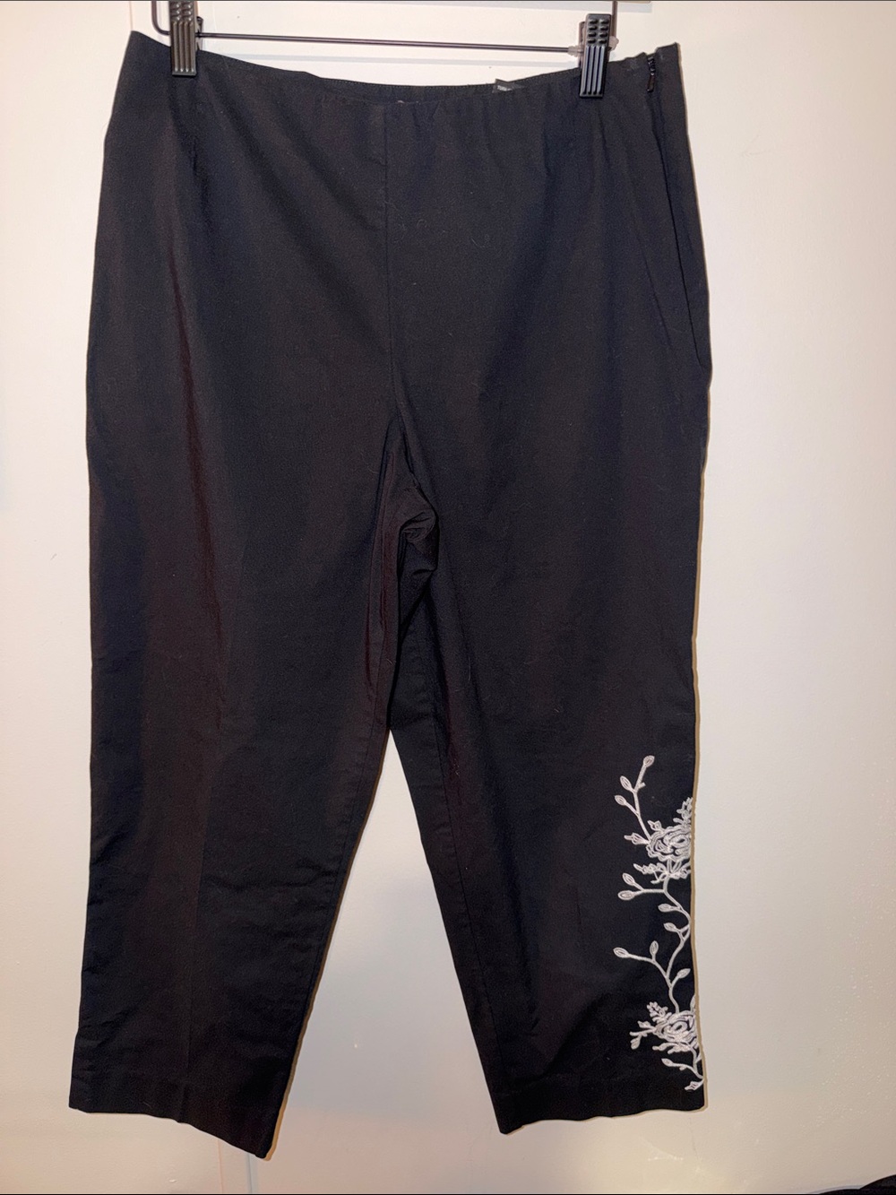 New York & Company Black Capri Pants with White‎ Floral Embroidery